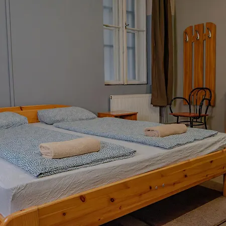 Deep Hostal